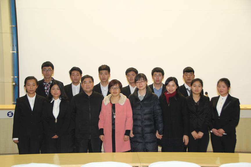 评委老师与辩论选手合影