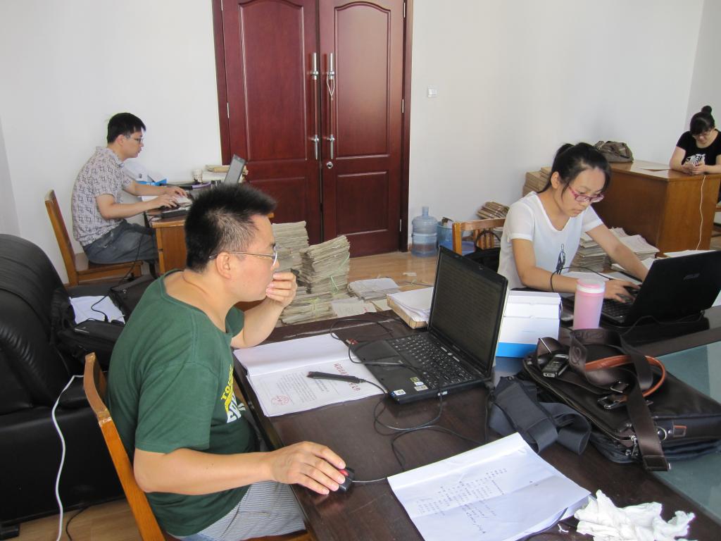 项目组成员在进行资料采集