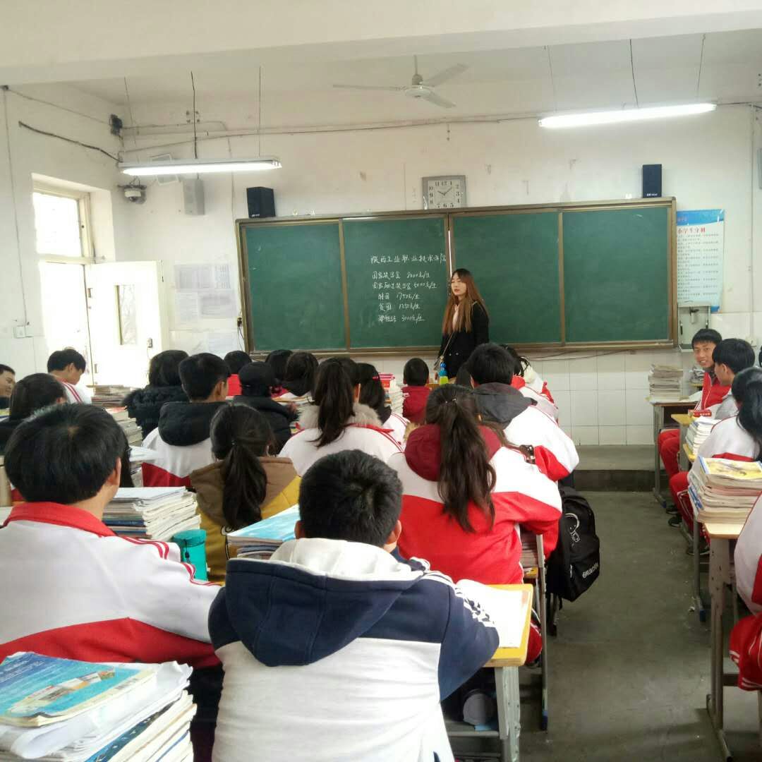 学生资助宣传大使返回母校宣传资助政策