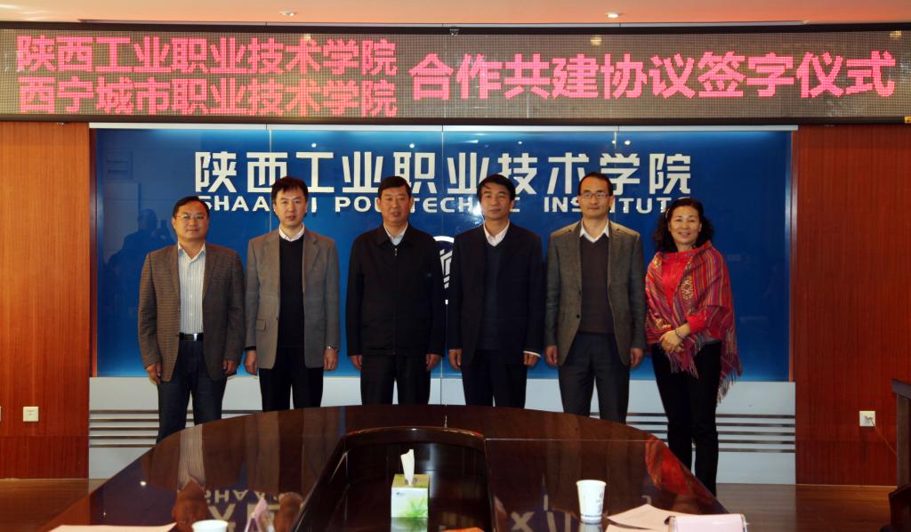 两校领导合影留念