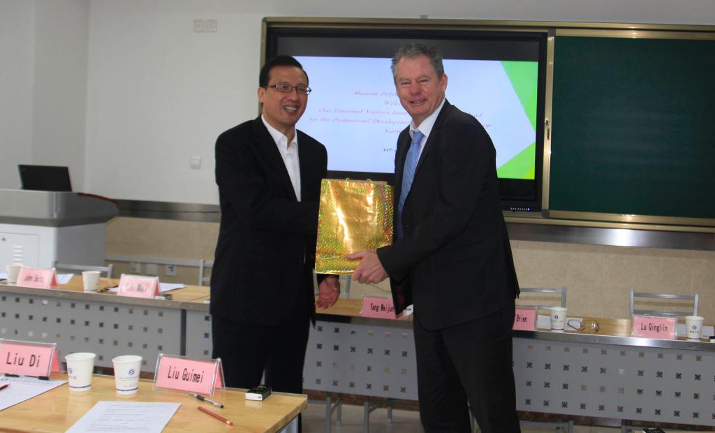 双方院校互赠礼品