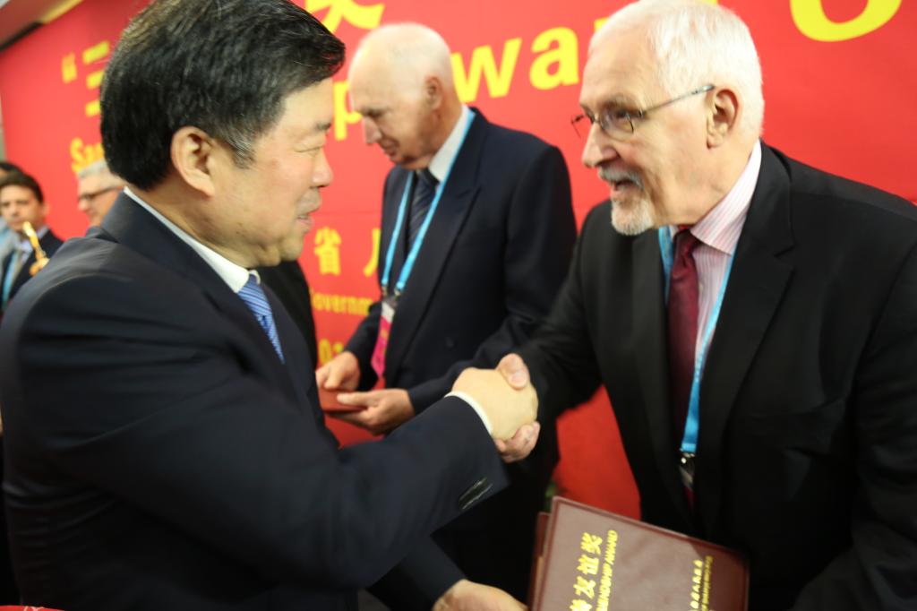 省委常委、常务副省长姚引良为约翰先生颁奖并握手祝贺