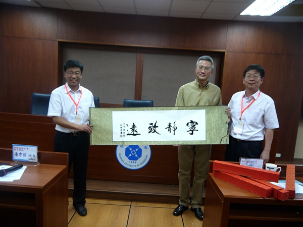 向朝阳科技大学赠送我院学生手工艺品