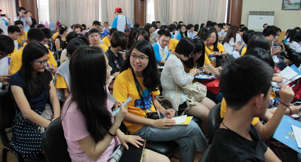 讲座开始前,两岸青年交流互动