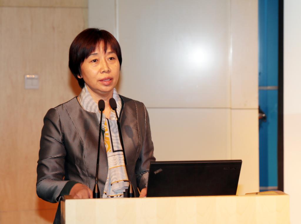 院长张晓云主持会议