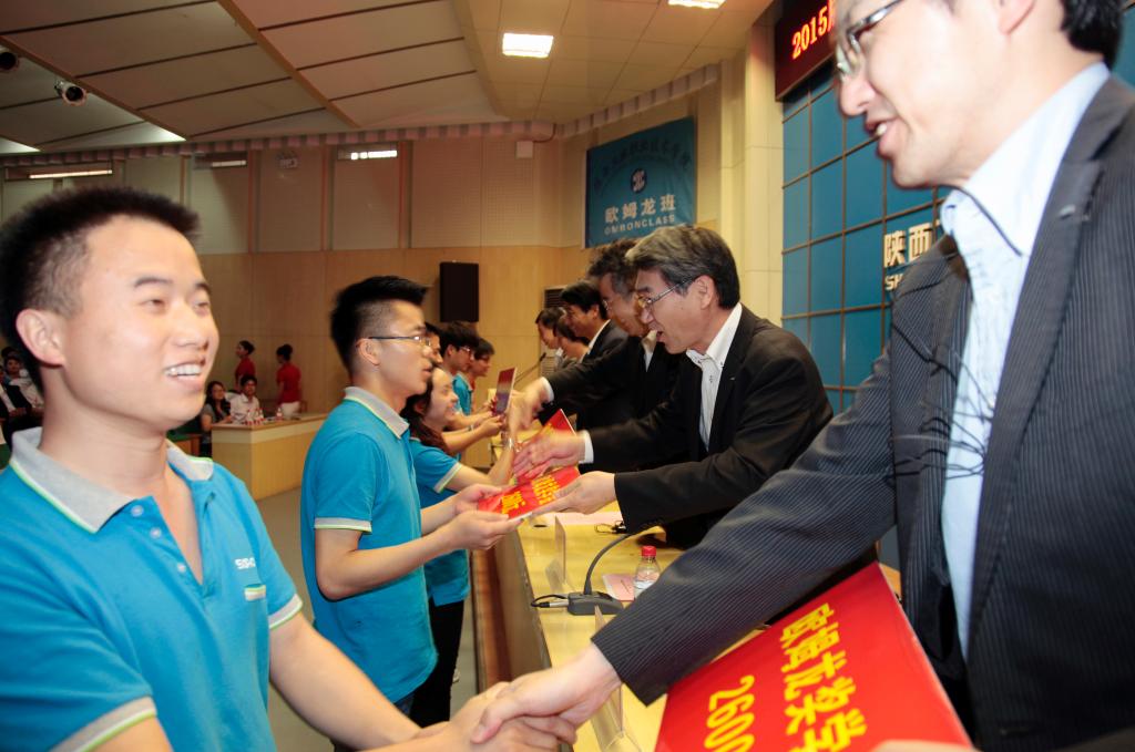 与会领导还为订单班优秀毕业生颁发奖学金