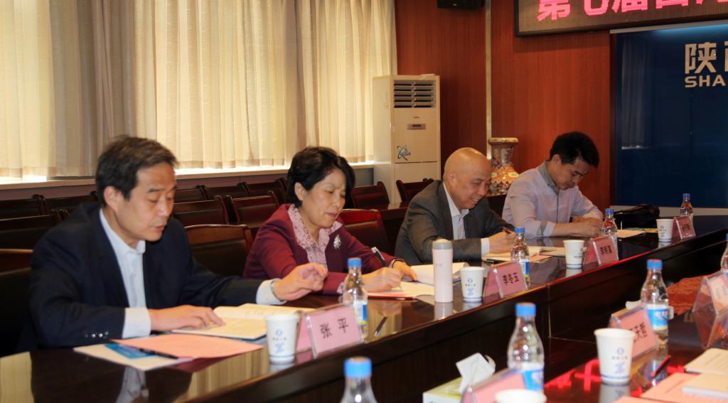 现场协调我院协办的“第七届台湾大学生研习营”的有关事宜