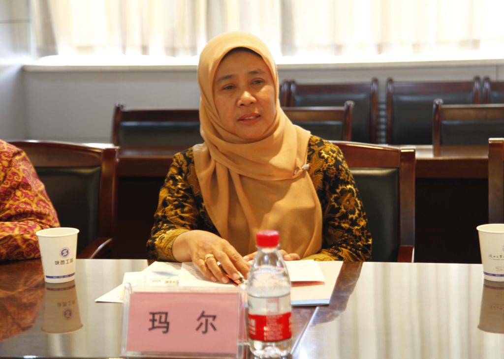 万隆国际学校校长玛尔女士致辞